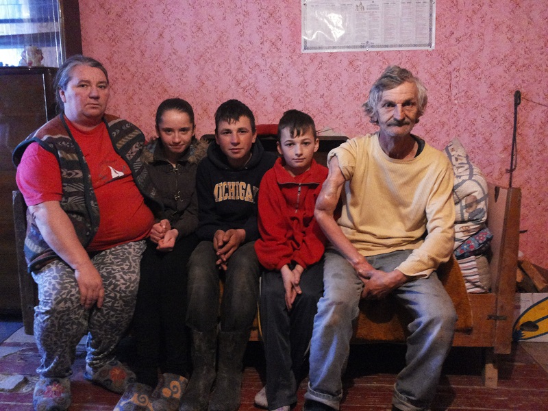 Ajuta o familie saraca cu 13 copii sa aiba o soba si lemne de foc pentru iarna