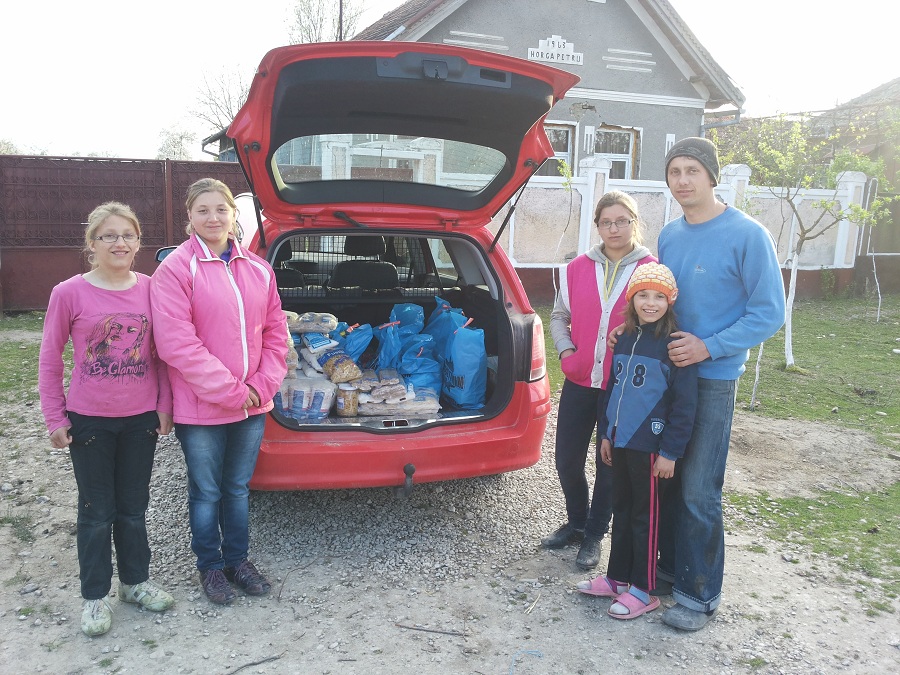 20 de copii orfani si saraci au primit pachete cu alimente de Paste