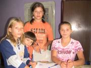 Ajuta 4 fetite orfane de ambii parinti sa aiba rechizite pentru scoala